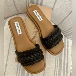 NEW IN BOX - Steve Madden Genevie in Black sandal slide - Size 7.5 / 8